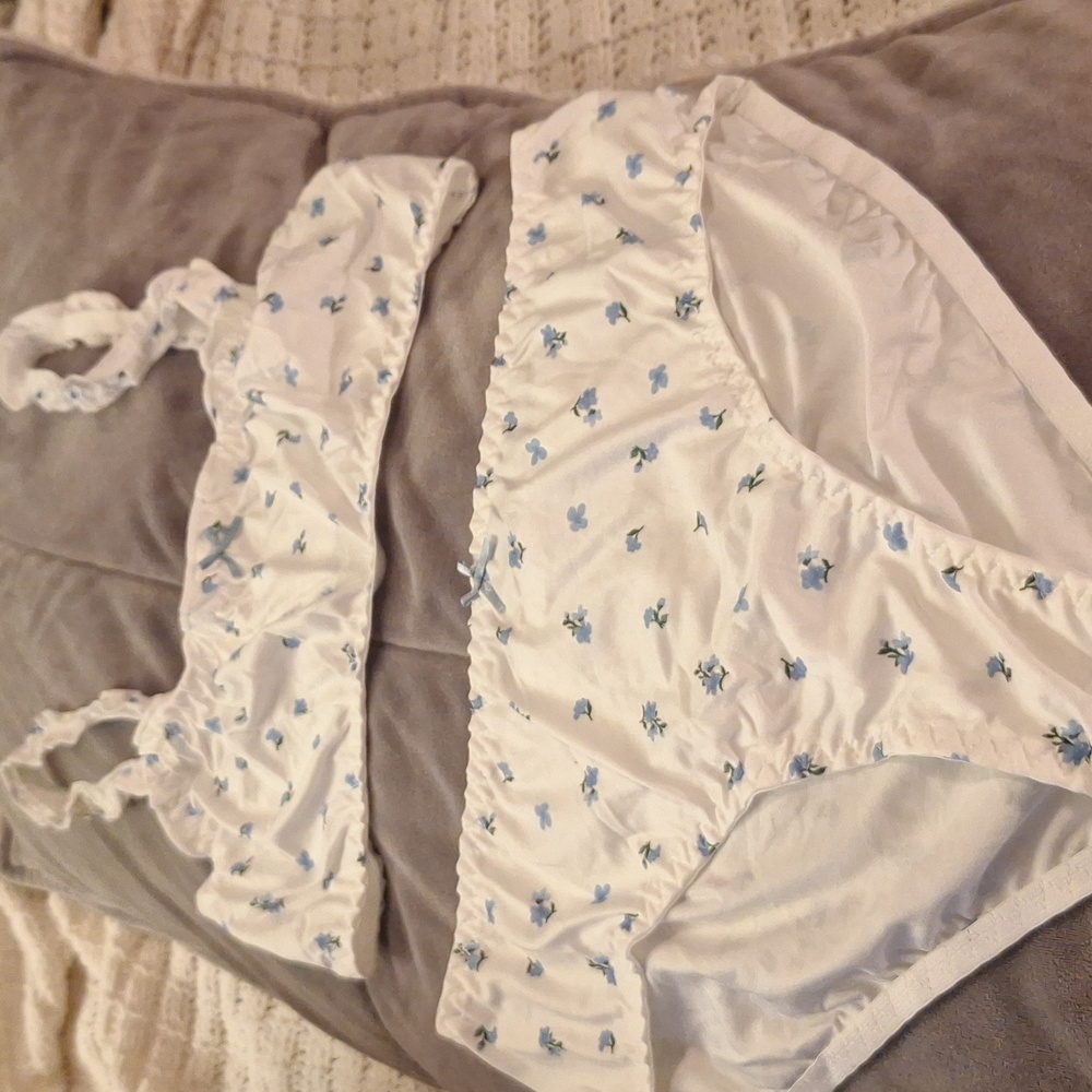 Floral White and Blue Floral Lingerie Set Size L - Picture 3 of 6